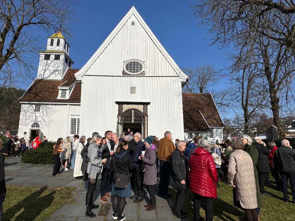 Festgudstjeneste med kirkekaffe utenfor Egersund kirke. Foto®IvarBarane.