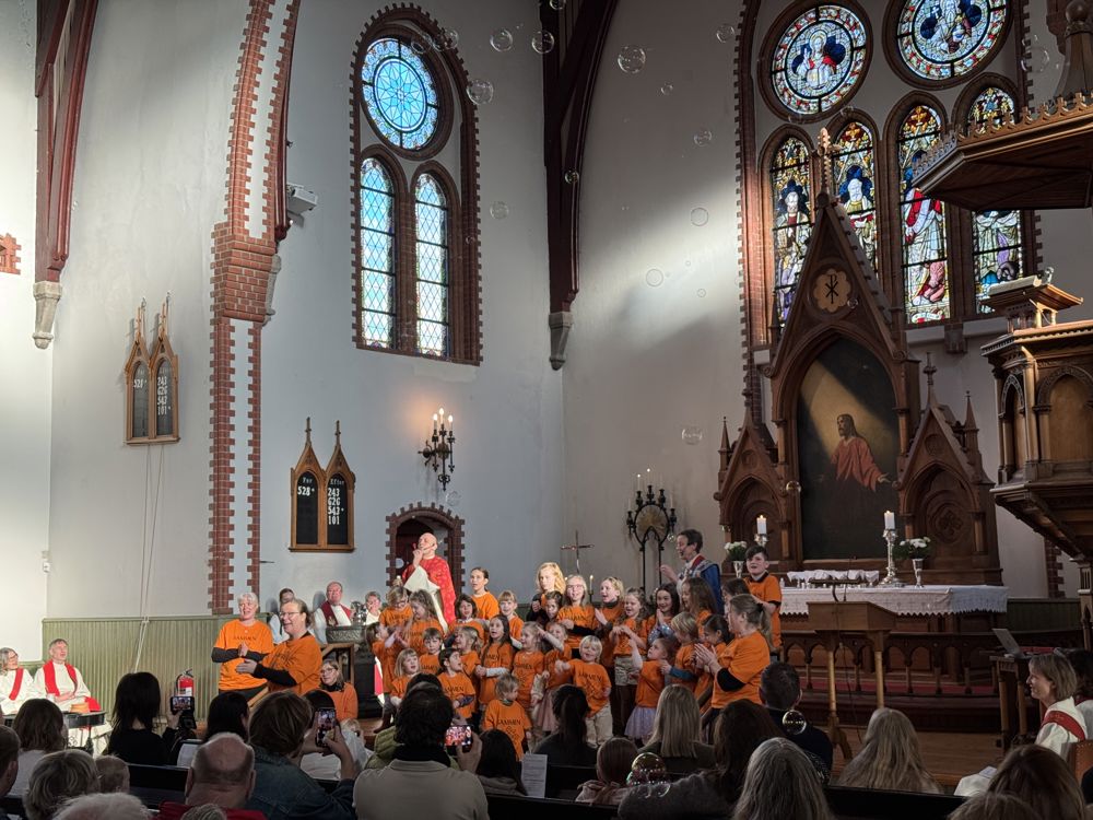 Kirkerommet ble fylt av såpebobler. Foto: Eirik Samdal Lund