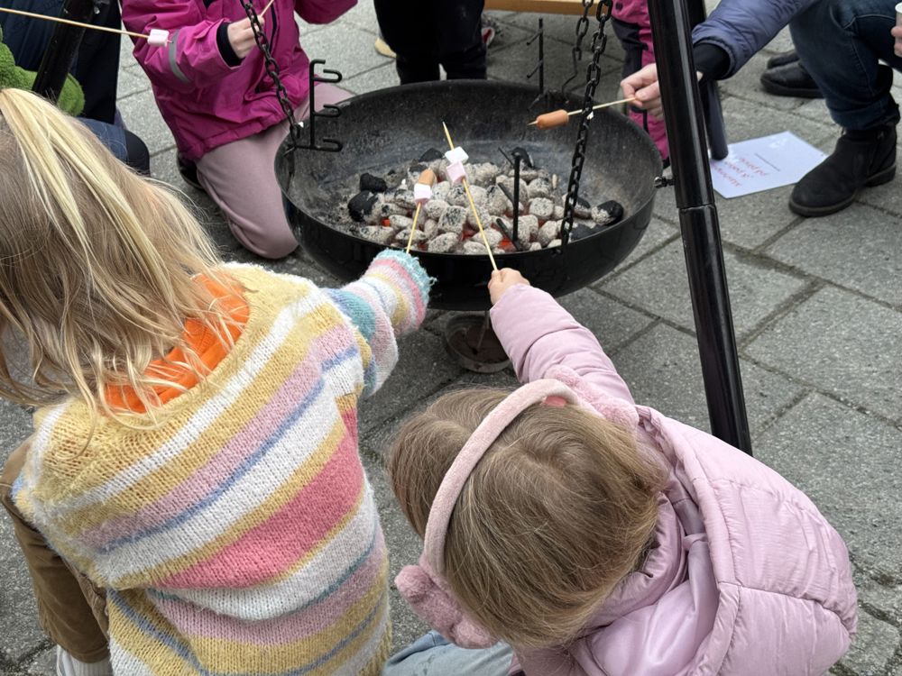 Grilling av marshmellows og pølser. Foto: Eirik Samdal Lund
