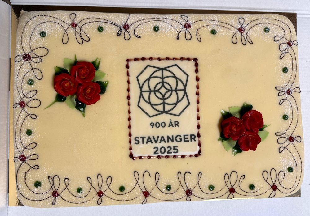 Enda en flott bursdagskake, denne ble servert på kirkekaffen.