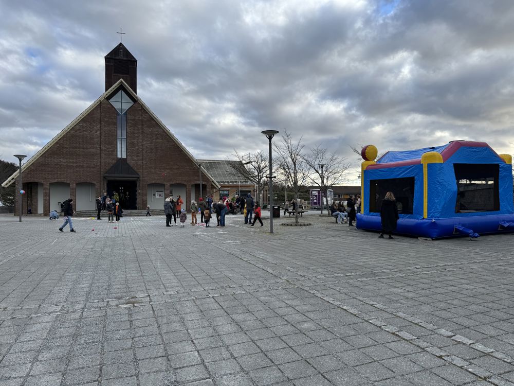 Hoppeslottet utenfor Aksdal kirke. Foto: Eirik Samdal Lund