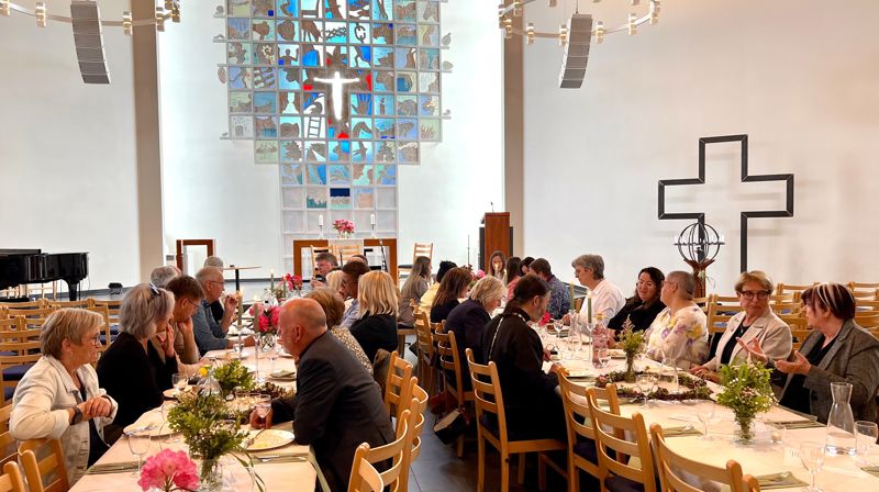Lørdag var det invitert til Gjestebud i en vakkert pyntet Veavågen kirke. Gjestene representerte alt fra historielag, kulturskole, idrett, politikere og ansatte i kommunen.