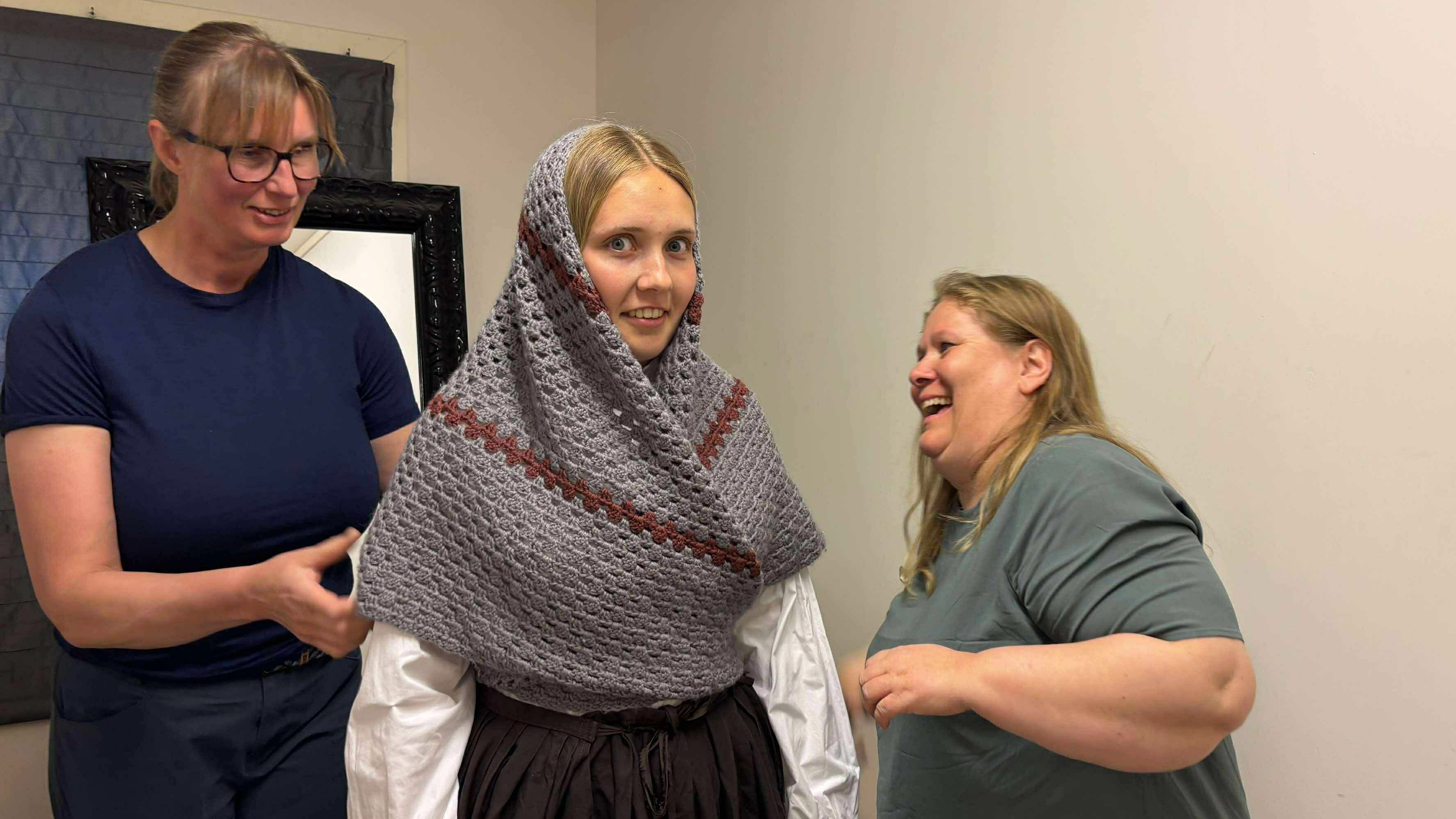 Anne Marie Bergman, Thea Nising Vatland og Gry Fagerland Sjursen fra Hjelmeland teaterlag prøver å finne riktige kostymer til fremføringen på Kristi Himmelfartsdag.