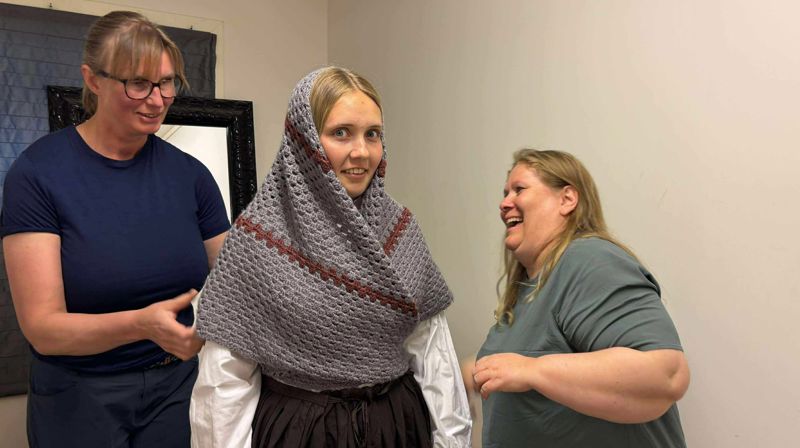 Anne Marie Bergman, Thea Nising Vatland og Gry Fagerland Sjursen fra Hjelmeland teaterlag prøver å finne riktige kostymer til fremføringen på Kristi Himmelfartsdag.