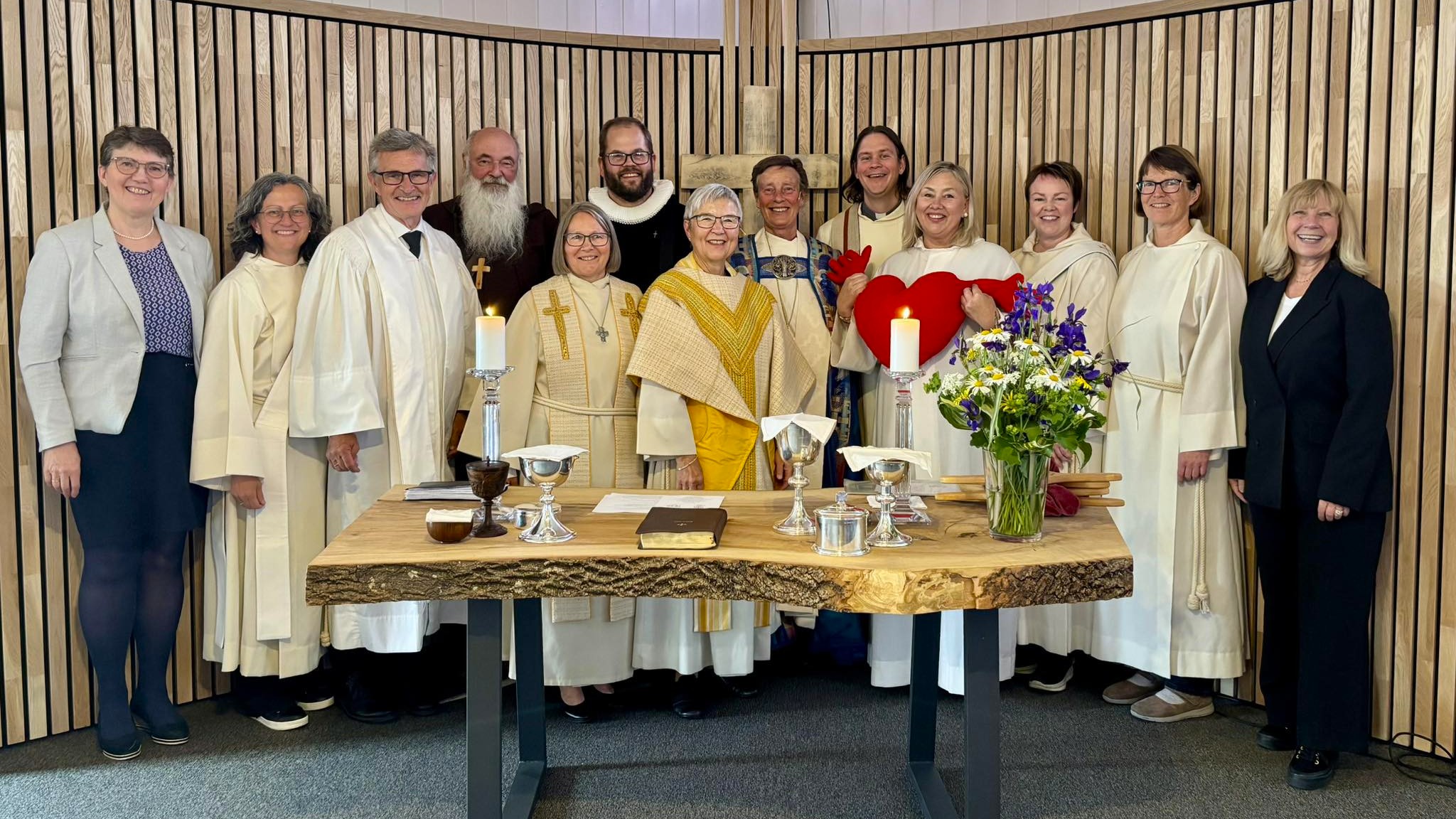 Medvirkende i gudstjenesten hadde kledd seg for å representere både geografi, historie og roller i kirken. Foto: Tove-Rudi Tobiassen