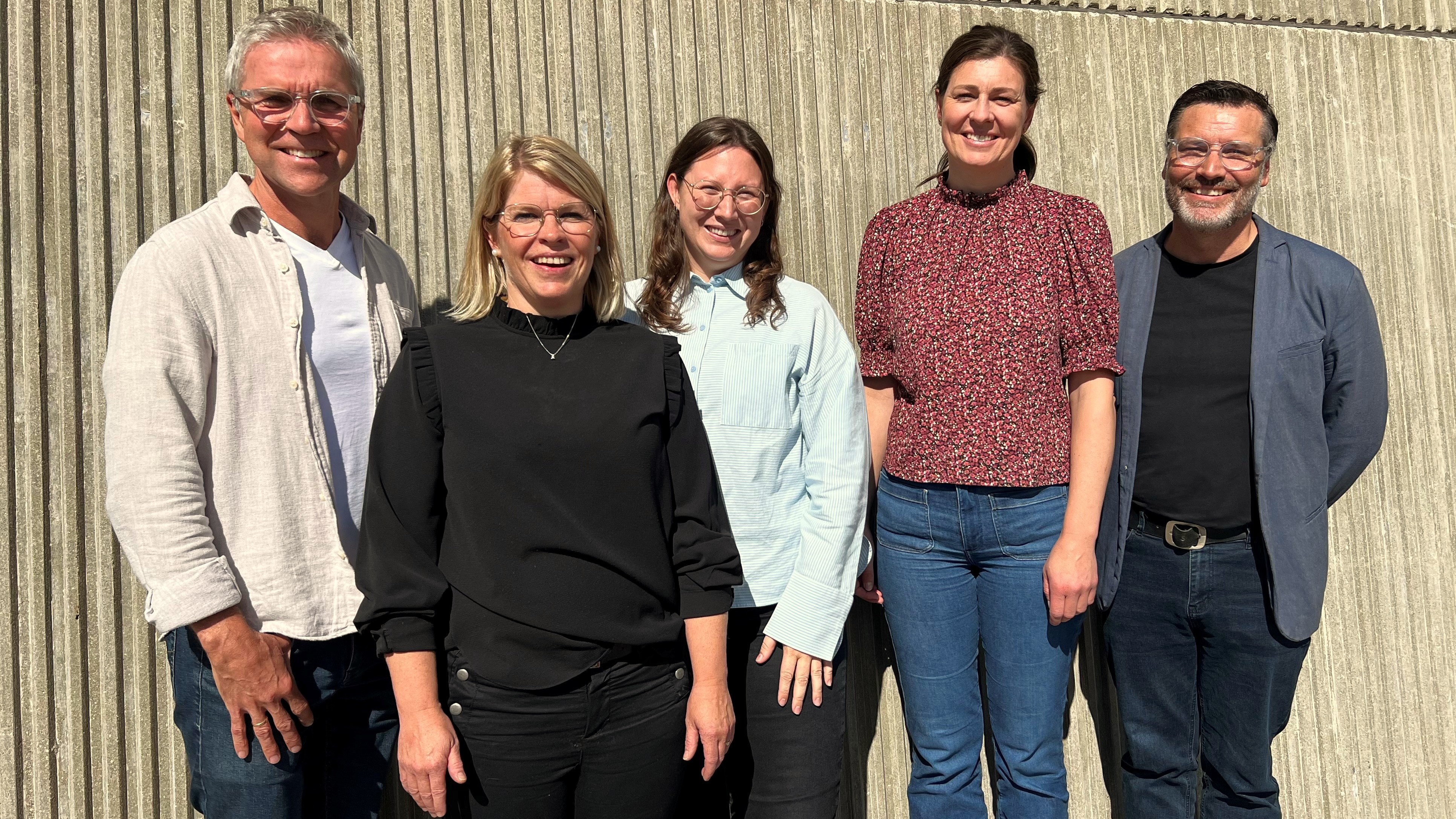 – Vi gleder oss og tror dette blir veldig kjekt, sier denne gjengen som har vært med å planlegge jubileumshelgen. F.v.: Magne Bjåstad, Elisabeth Paulsen Houler, Helene Teistedal Vikre, Sonja Thingbø og Vidar Mæland Bakke.