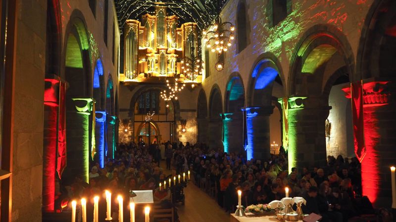 Stavanger domkirke var pyntet med effekter fra Potter-universet til gudstjenesten fredag. Foto: Maria Skretting