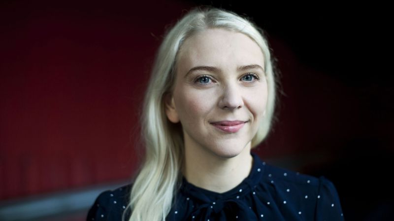 Valle er musiker og også utdannet sykepleier. Hun har arbeidet i flere flyktningeleirer i Midtøsten og Hellas. Hun er kjent for sin sterke formidlingsevne, og for sin evne til å berøre lytterne.