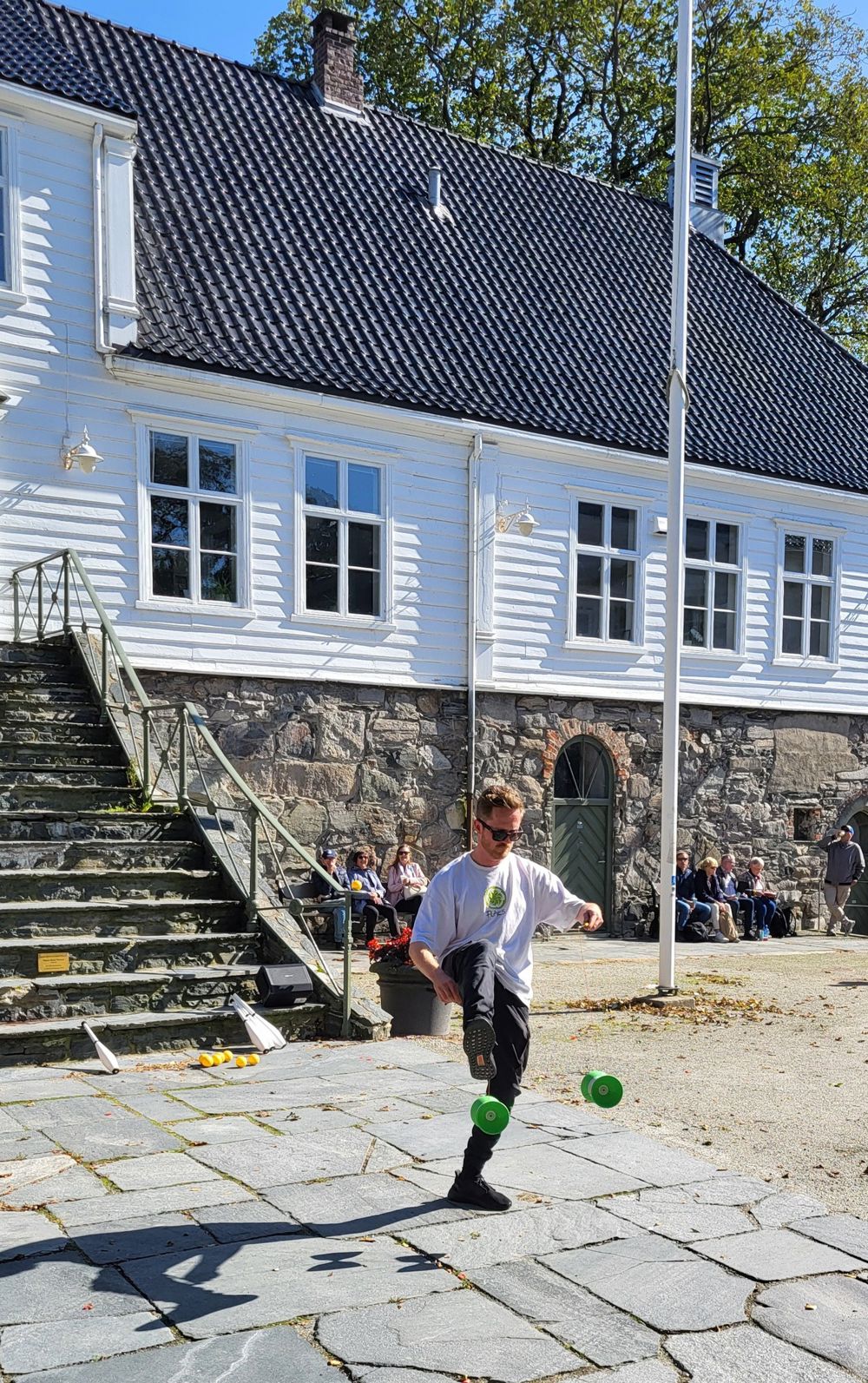 FLAKS sjonglering underholdt i skolegården ved Kongsgård. Foto: Annlaug Engmark 