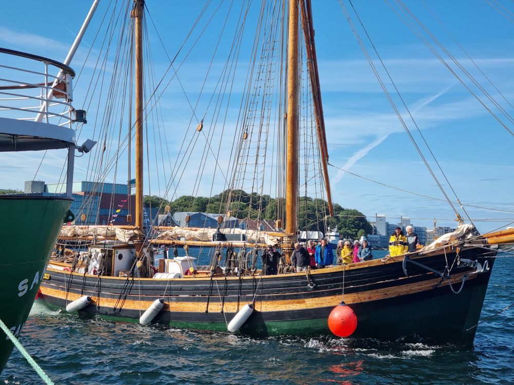 Galeasen Gurine ankommer Stavanger med pilegrimer fra Nordfylket. Foto: Njål Engmark