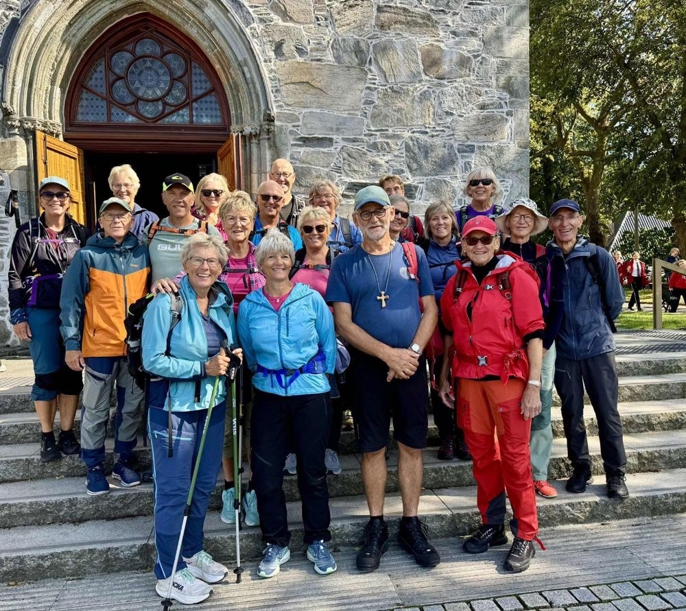 Kystpilegrimene som har gått fra Egersund er framme ved målet. Foto: Greta Bore Haarr
