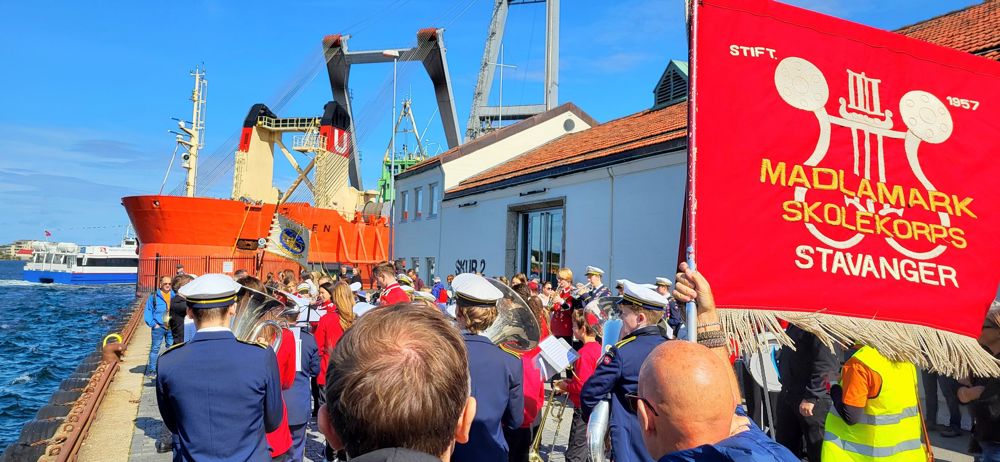 Madlamark skolekorps tok imot Gurine. Foto: Annlaug Engmark 
