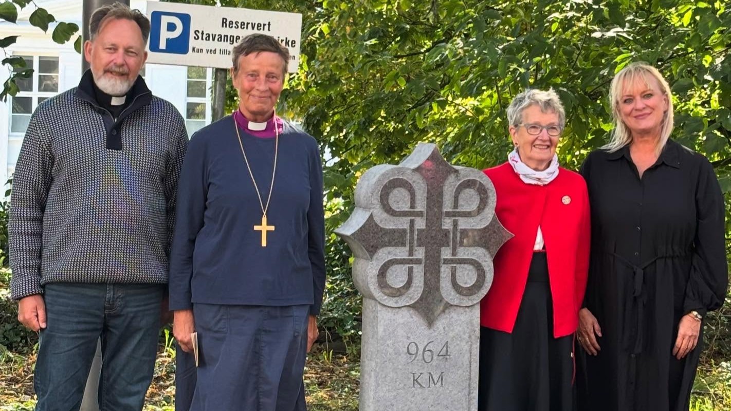 Milesteinen som viser hvor langt det er igjen til Nidaros, ble avduket på Pilegrimsdagen. Fra venstre: Pilegrimsprest Einar Vegge, biskop Anne Lise Ådnøy , frivillig i domkirken Ellinor Bryne og Cille Ihle fra Stavanger kommune. Foto: Tove Galta, Utstein kloster/MUST.
