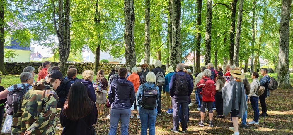 Pilegrimene fikk høre fortellingen om St. Svithun. Foto: Annlaug Engmark