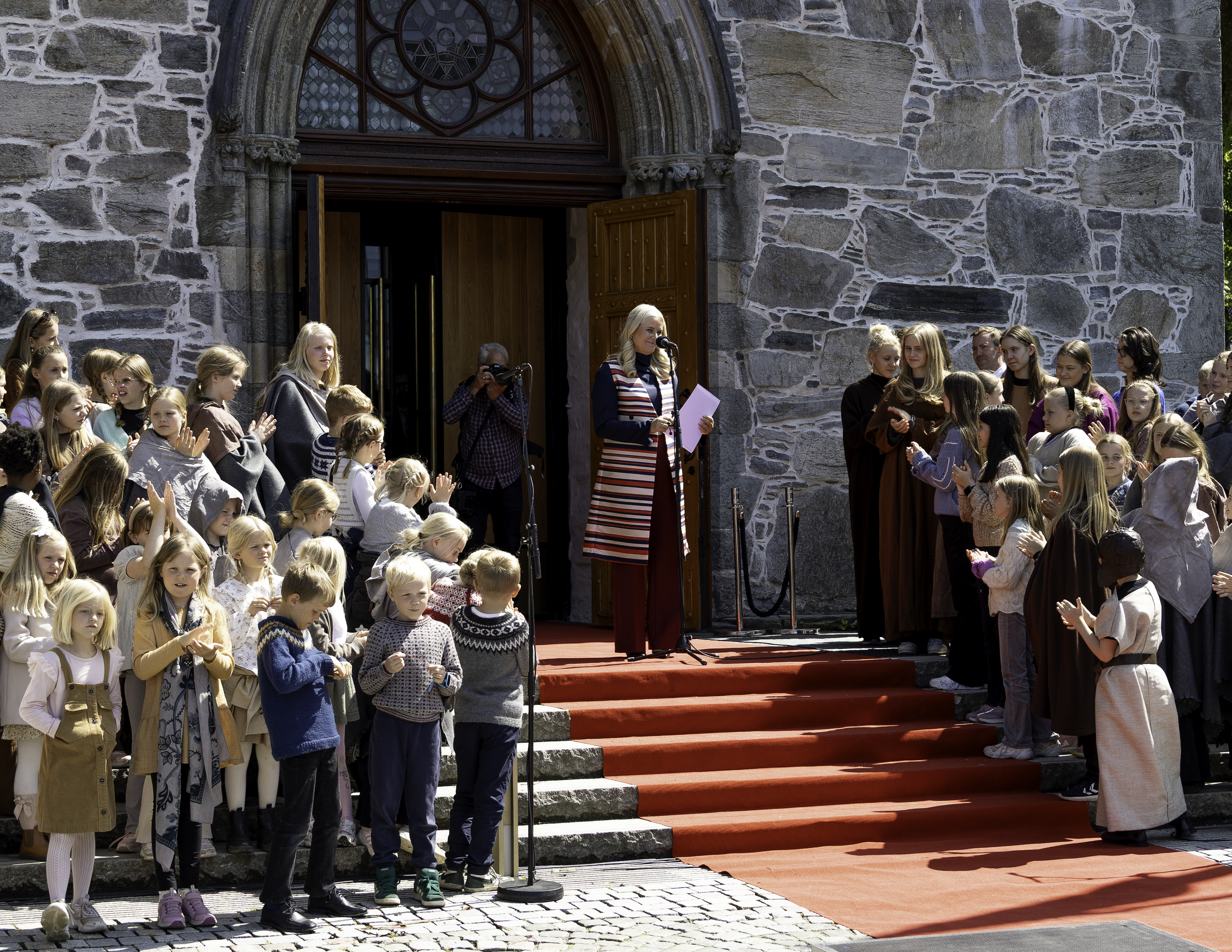 Kronprinsesse Mette-Marit holdt en flott tale til byen utenfor Domkirken, omkranset av det store barnekoret fra menigheter i bispedømmet. Foto: Eva Marion Falkenhaug Lea