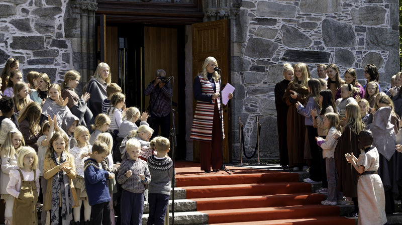 Kronprinsesse Mette-Marit holdt en flott tale til byen utenfor Domkirken, omkranset av det store barnekoret fra menigheter i bispedømmet. Foto: Eva Marion Falkenhaug Lea