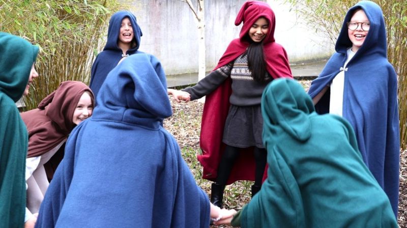 Barn fra kor flere steder i bispedømmet er skuespillere og sangere i forestillingen "Sang, dans og lek gjennom 900 år".