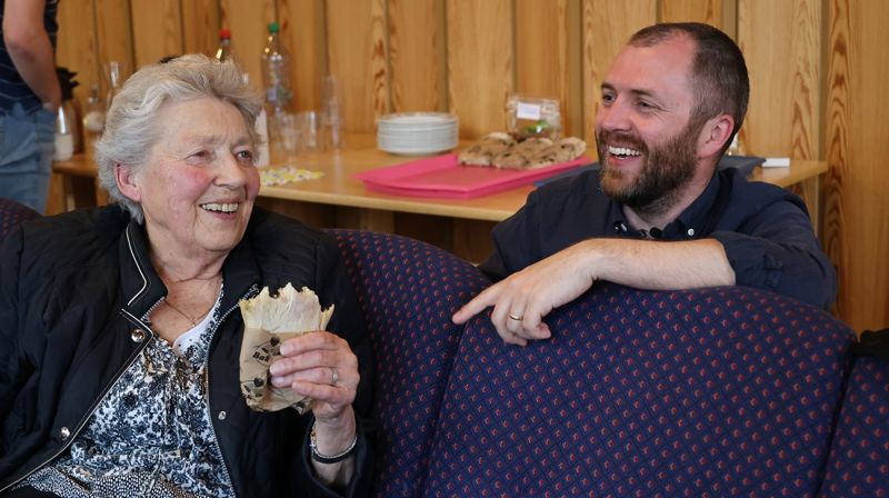 Else-Marie Bue har laget menighetsblad i over 20 år, og delte erfaringer med kursholder Leif Tore Lindø. Foto: Andreas Borge Håmsø