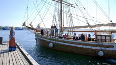 Marit Synnøve Vea fra Norvegen historiesenter ønsker velkommen til Avaldsnes