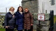 Kulturrådgiver Ragnhild Halle, Krf-politiker Gunn-Marit Lygre og prosjektkoordinator Wenche Lindtner foran Avaldsnes kirke, nå et Nøkkelsted langs Kystpilegrimsleia til Nidaros.