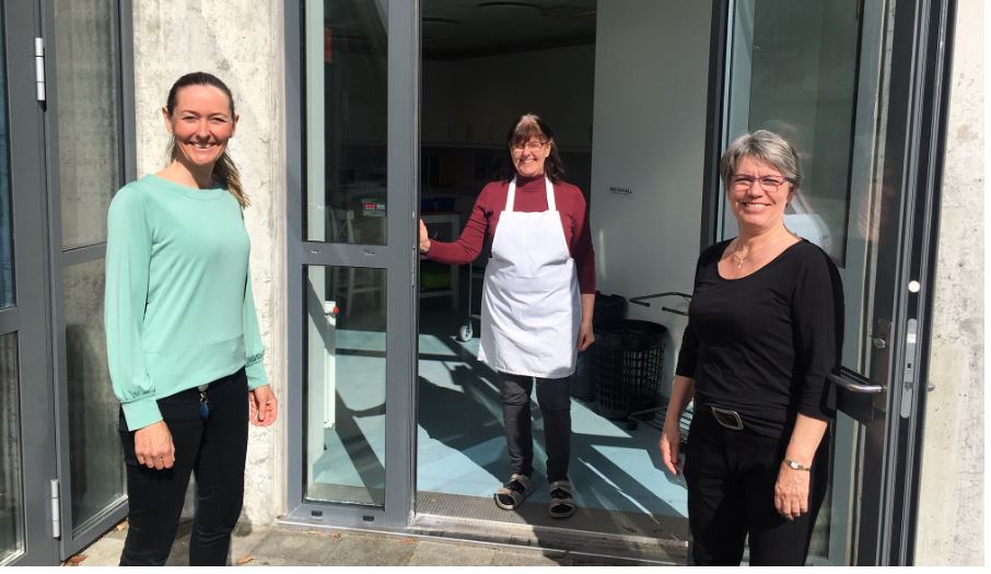 Hver fredag deler diakon Tonje Vilberg Bjerkreim, Tone Ljosland Urstad og Margun Lima Skårland ut mat ved Ålgård kirke. Matutdeling skjer også i Ecuador, der menighetens samarbeidspartner Misjonsalliansen driver arbeid.