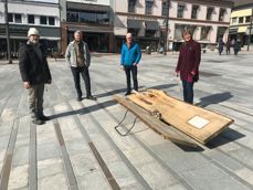 Tollef Thorsnes (kunstner), Jan Terje Christoffersen (sokneprest), Tore Dvergastein (kulturrådgiver) og Marta Botne (domprost) på Torvet i Tønsberg ved en av stasjonene i årets påskevandring.