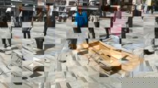 Tollef Thorsnes (kunstner), Jan Terje Christoffersen (sokneprest), Tore Dvergastein (kulturrådgiver) og Marta Botne (domprost) på Torvet i Tønsberg ved en av stasjonene i årets påskevandring.