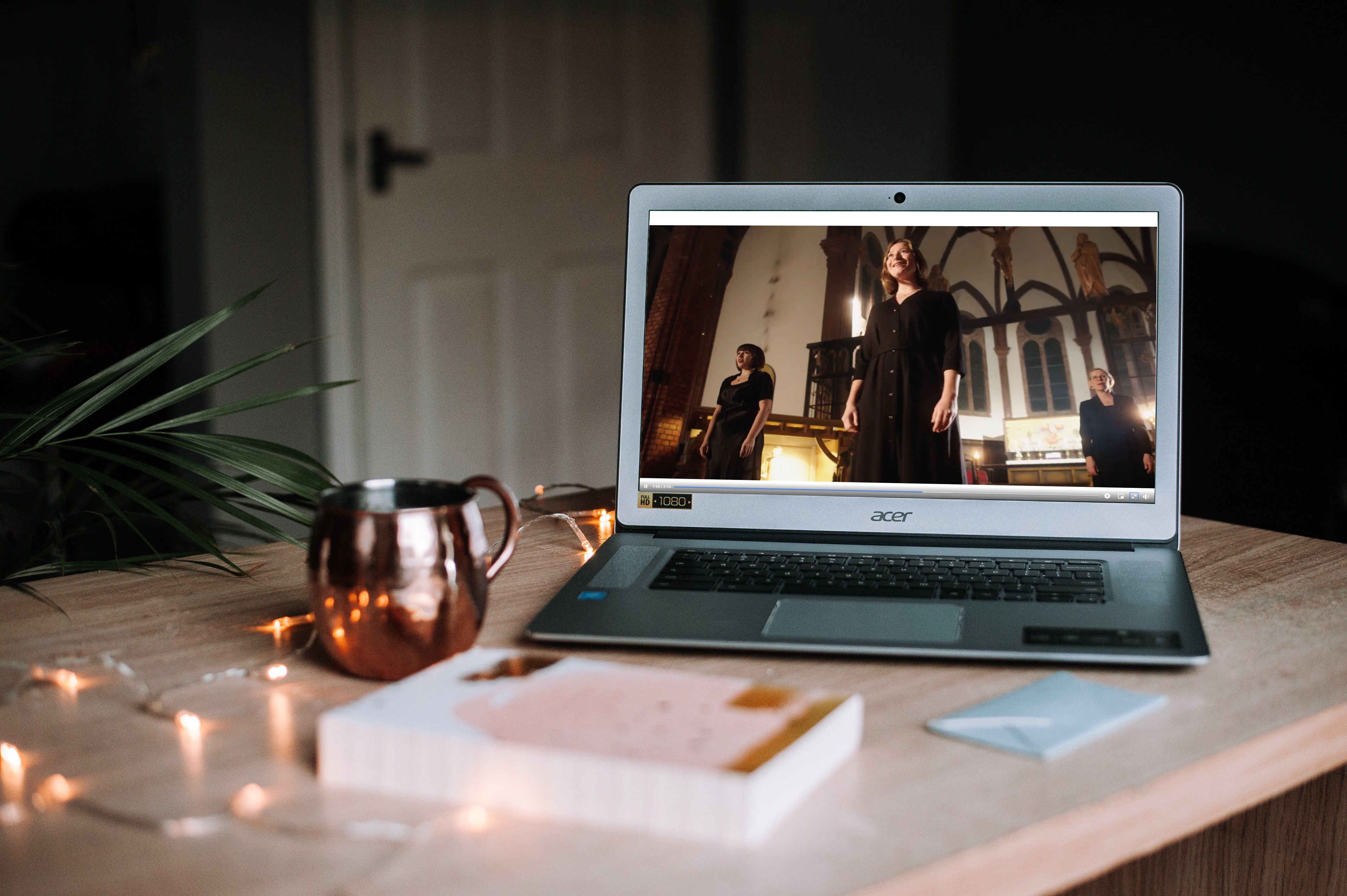 Bilde fra Unsplash.com og skjermdrop fra kirkens Facebookside. Fotomotage av Henrik Guii-Larsen