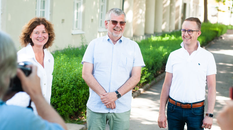 Det var god stemning da juryen møtte pressen tidligere i uken. Ellen Marie Carlsen, Jan Stefan Bengtsson og Øystein Lund Olafsen skal finne tre vinnere i dåpssalmekonkurransen.