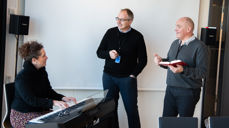 En musikkglad gjeng! Rådgiver og pianist Inger Mangrud Bore, baryton og kirkefagsjef Michael Onsrud og tenor og biskop Jan Otto Myrseth synger og spiller gjerne. Her er det en gammel og kjær salme som fyller rommet. Nå vil de fylle kirkerommene med nye dåpssalmer for unge!