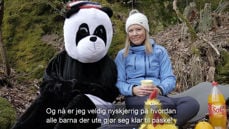 Jeanette Broager Meier gir liv til Fløffe, og har truffet mange barn på digitale flater sammen med Hilde Heitmann. (Skjermdump fra Sandar menighets Facebook-side).