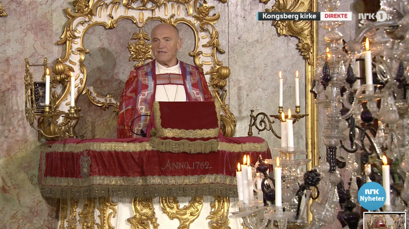 Biskop Jan Otto Myrseth preker under sørgegudstejensten i Kongsberg kirke 17. oktober 2021. (Skjermdump NRK).