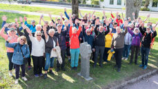 Nesten hele pilegrimsgjengen samlet ved miilestenen utenfor Borre kirke