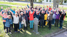 Nesten hele pilegrimsgjengen samlet ved miilestenen utenfor Borre kirke