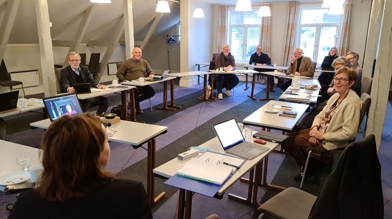 Bispedømmerådet samlet til todagersmøte. Fra venstre: Brooke Bakken (med ryggen til) Arild Mikkelsen, biskop Jan Otto Myrseth, Inger-Johanne Frogh, Mikael Onsrud (kirkefagsjef), Sevat Lappegård, Nina Merete Flakstad, Øystein Lappegård, Ellen Elisabeth Wisløff og Anne Helen Mangelrød Gjone.