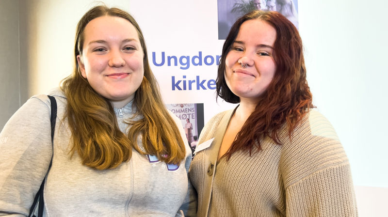 Bleona (tv) og Bjørg ved talerstolen på Sundvolden under årets Ungdommens kirkemøte. (Foto: Henrik Guii-Larsen/Dnk)