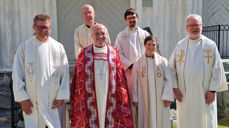 En godt kledd gruppe prester med store hjerter for Numedal. Foran fra venstre: Trond Morlandstø, biskop Jan Otto Myrseth, Kristine Bekken Aschim og Stig Kaarstad. Bak fra venstre: Prost Roar Tønnensen og Audun Opland.