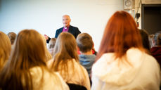 Biskop Jan Otto sammen med elever på 10. trinn på Sigdal ungdomsskole.