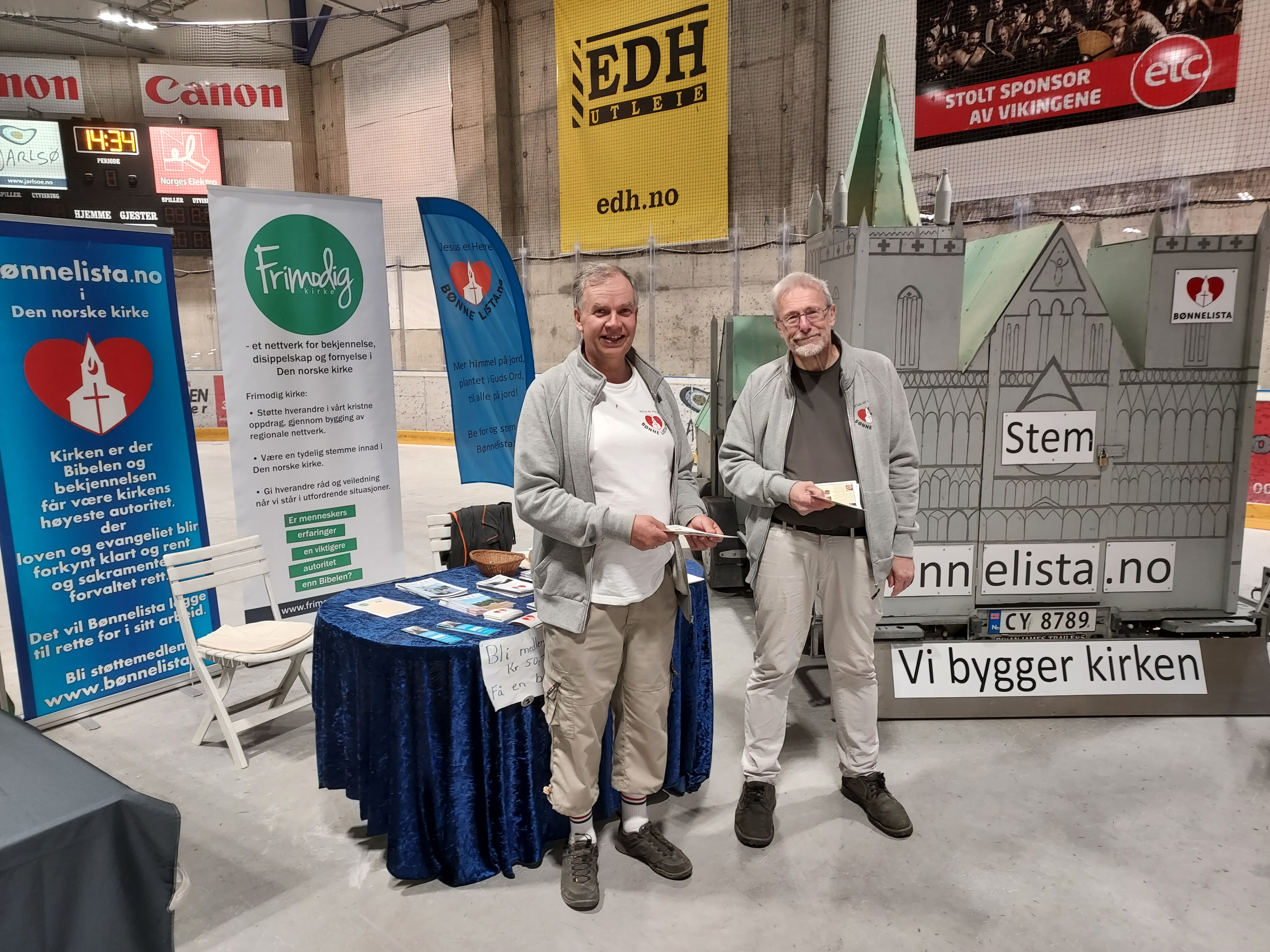 Jo Hedberg (til venstre) og Ove Berrefjord p&#229; stand under T&#248;nsbergmessa.  