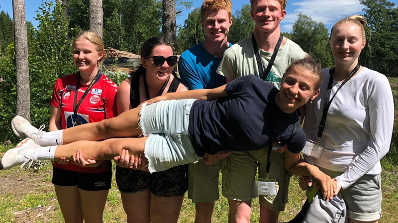 Denne gjengen fikk lønn som som trosopplæringsmedarbeidere i Holmestrand, sommeren 2022. Fra venstre: Hanna Saaghus, Marta Einarsen, Sigve Johan Lie, Johan Løkkemyhr og Selma Røysland. Liggende foran: Inga Saltnes. Foto: Tove Solberg Askekjær.