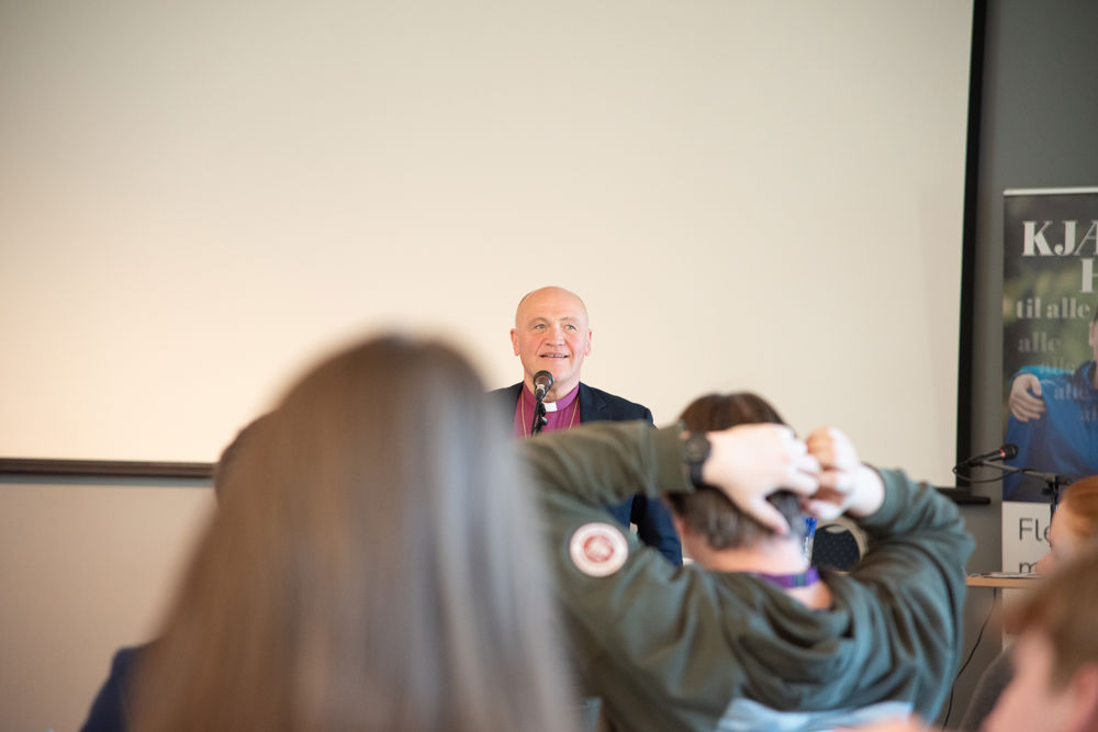 Biskop Jan Otto er en fast og populær gjest på Ungdommens bispedømmemøte. Her er han i full sving med å argumentere for at ulikheter og uenighet skal ha god plass i kirken.