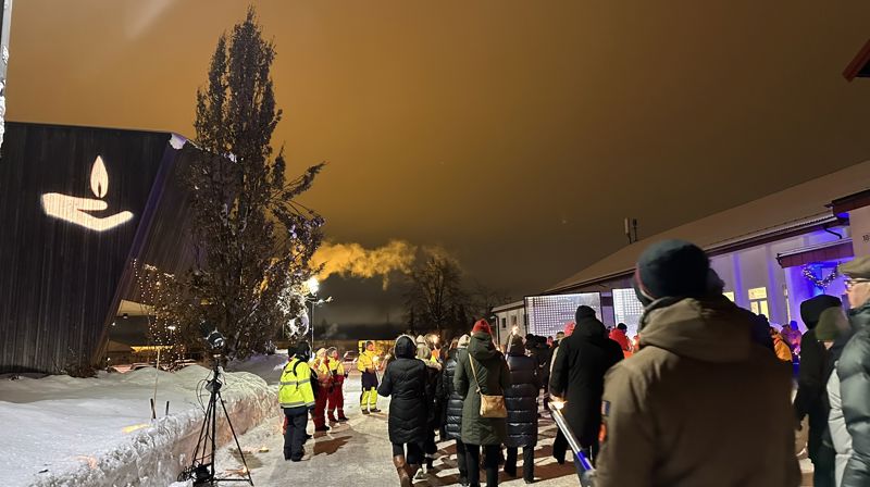 Fakkeltog er en del av begge minnemarkeringene, her fra Gjennestad i 2024. Foto: Torill Landaasen