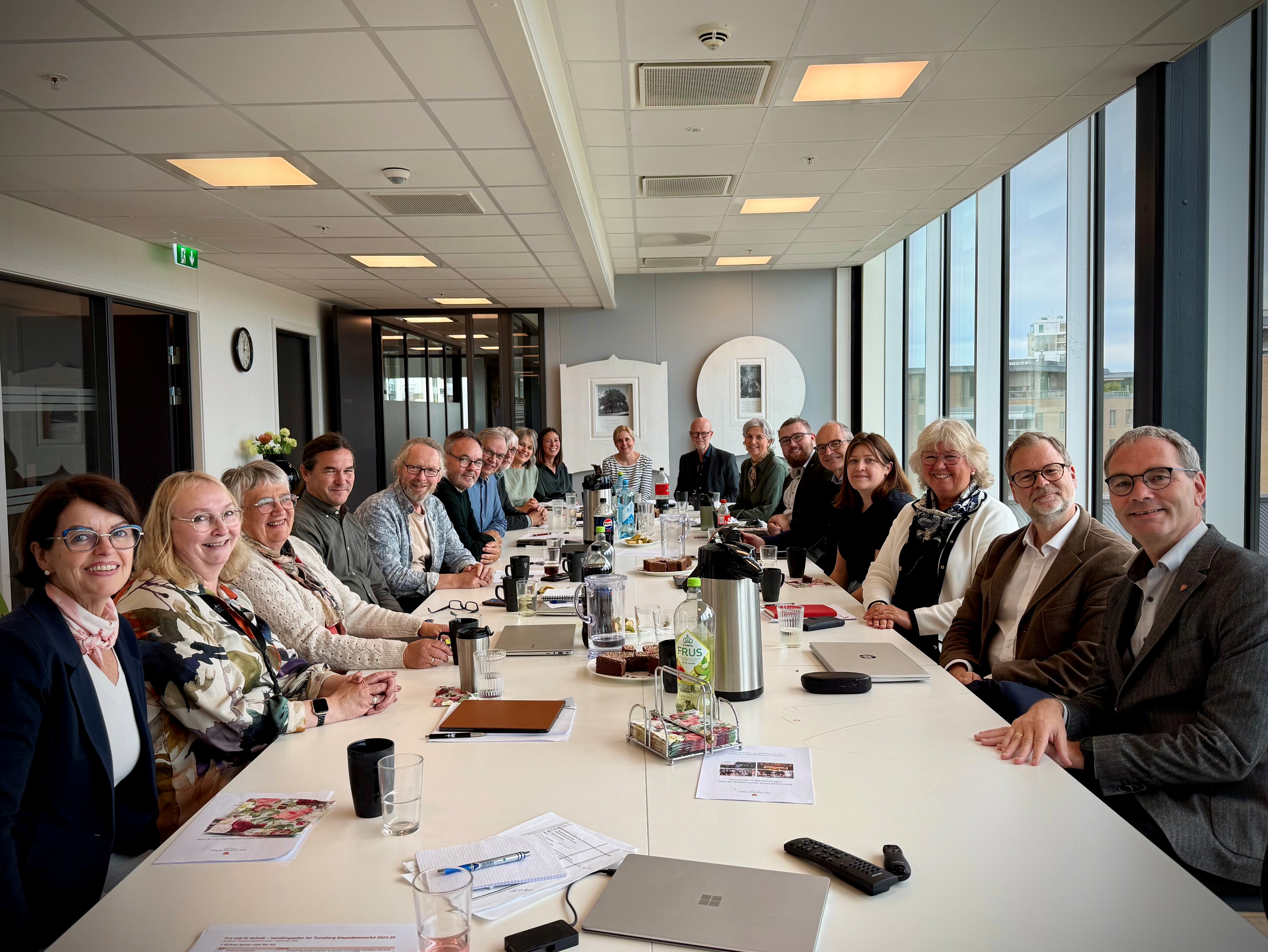 Bispedømmerådet og ansatte ved bispedømmekontoret samlet. Litt kjedelig bilde, men ingen kjedelige saker på bordet! Foto: Torill Landaasen