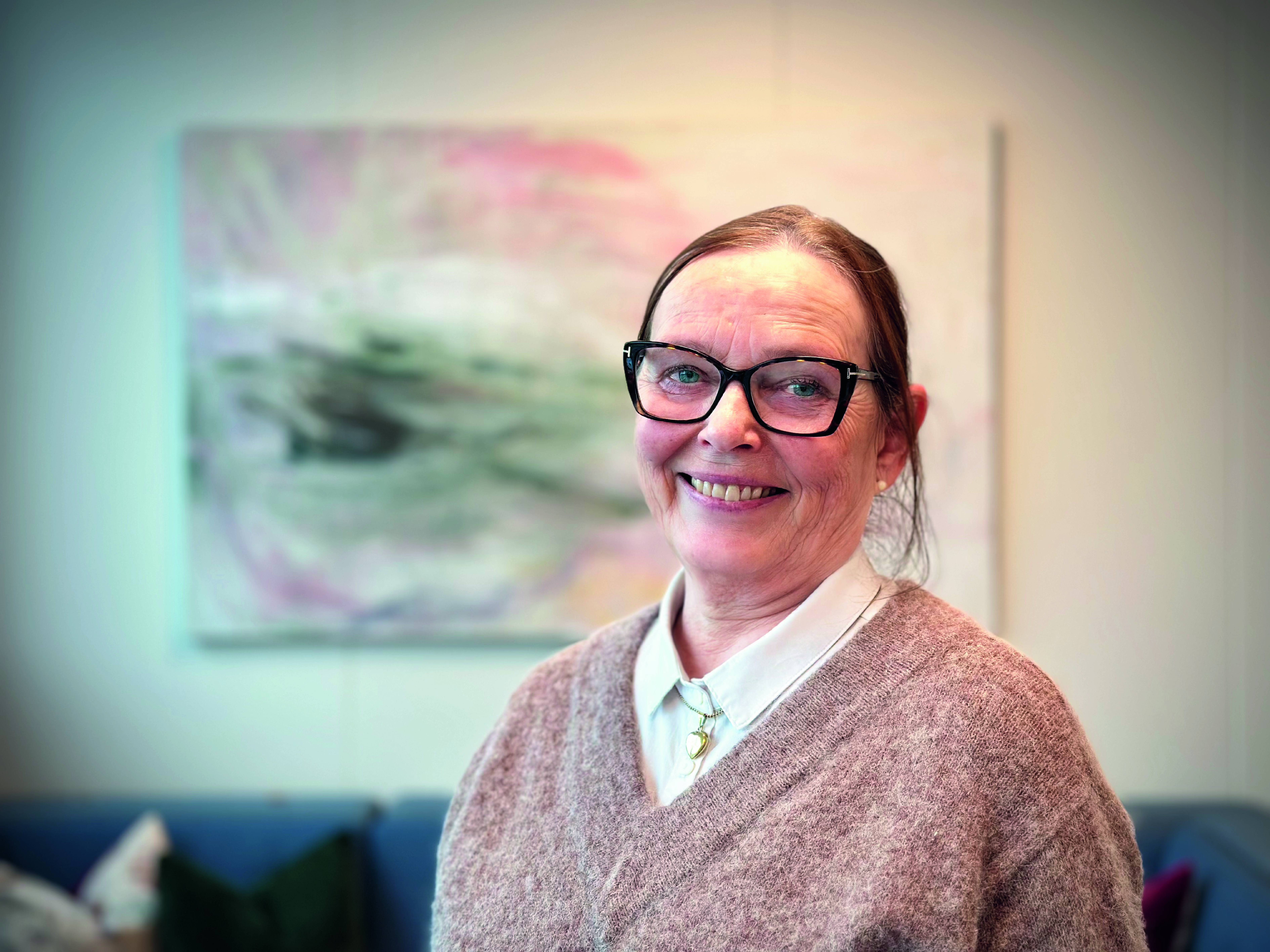 Kari Elisabeth Haug har stilt ut kunsten sin på flere kontinenter – nå også på Tunsberg bispedømmekontor. Foto: Torill Landaasen 