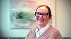 Kari Elisabeth Haug har stilt ut kunsten sin på flere kontinenter – nå også på Tunsberg bispedømmekontor. Foto: Torill Landaasen