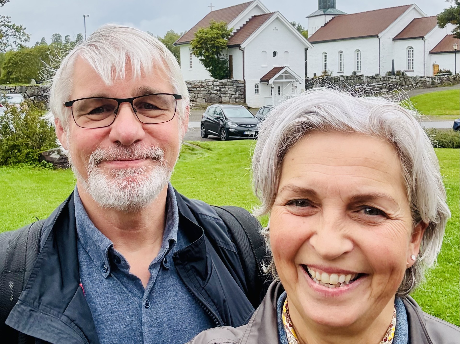 Knut Edvard Larsen og Mari Braut reiser bispedømmet rundt for å holde oppfølgingskurs i Kirka vår. Her er de utenfor Botne kirke. Står ikke din menighet eller fellesråd på turné-lista, ta kontakt!