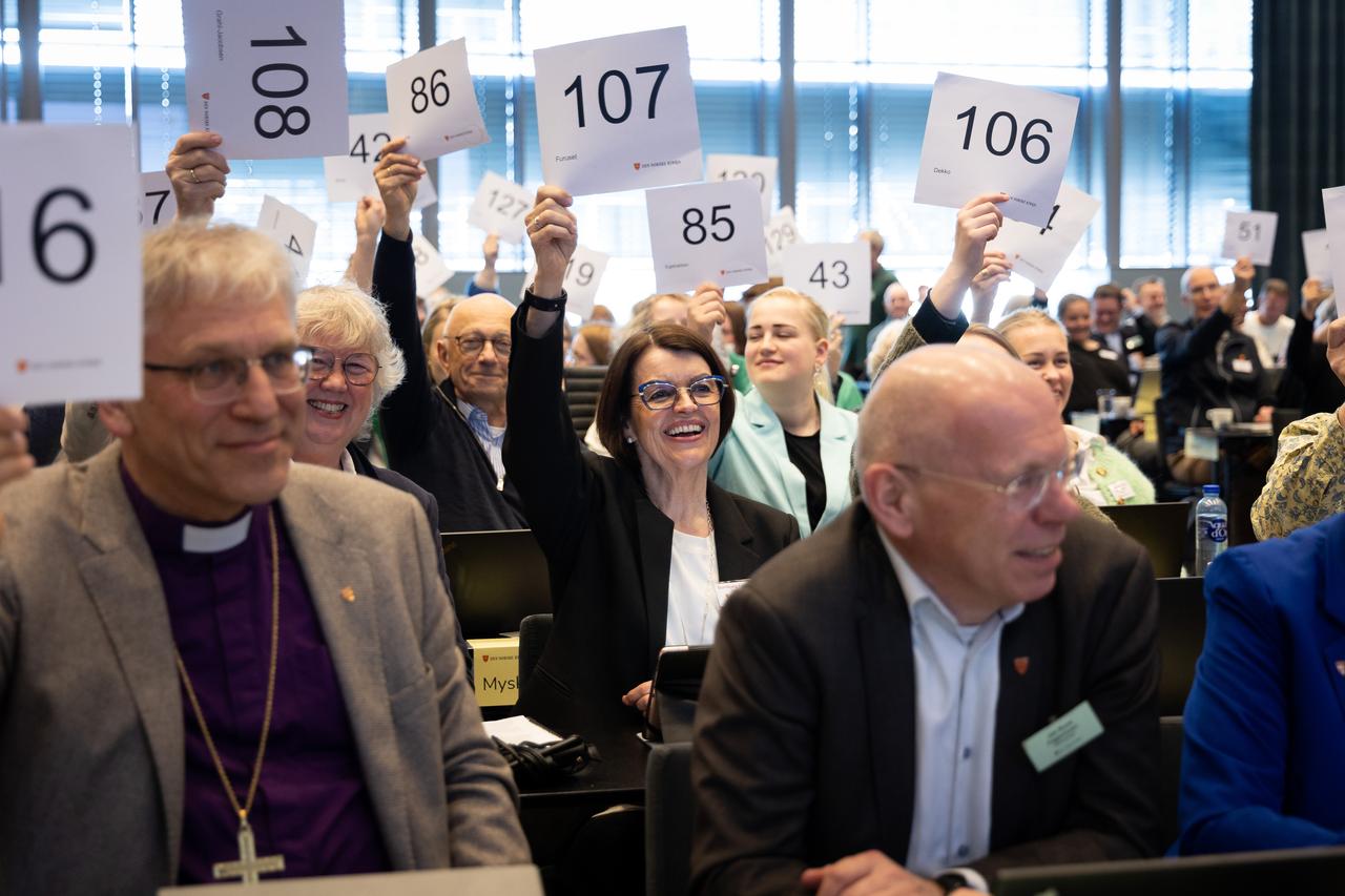 God stemning på Kirkemøtet! Her ser vi Tunsberg-benken ved Lill Tone Grahl-Jacobsen, bispedømmerådsleder (t.v), og Gunnbjørg Furuset, nestleder. Foto: Hans Jacob Heimvoll