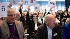 God stemning på Kirkemøtet! Her ser vi Tunsberg-benken ved Lill Tone Grahl-Jacobsen, bispedømmerådsleder (t.v), og Gunnbjørg Furuset, nestleder. Foto: Hans Jacob Heimvoll