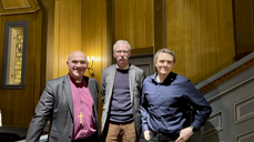 Biskop Jan Otto Myrseth og Palle Ydstebø samtalte om temaet tro og krig. Journalist og forfatter Magnus Lindahl ledet samtalen.