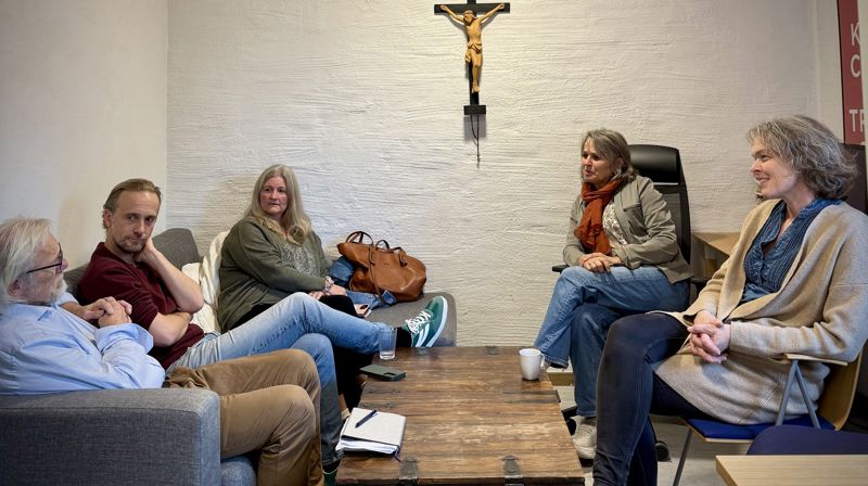 Det ble samtaler i faggrupper, her med diakonene. Fra venstre: Ove Henning Berrefjord, Håkon Audun Sveen, Mari Løchen, Astri Olga Tretterud, rådgiver for diakoni og samfunn ved bispedømmekontoret, og Jorunn Abrahamsen.